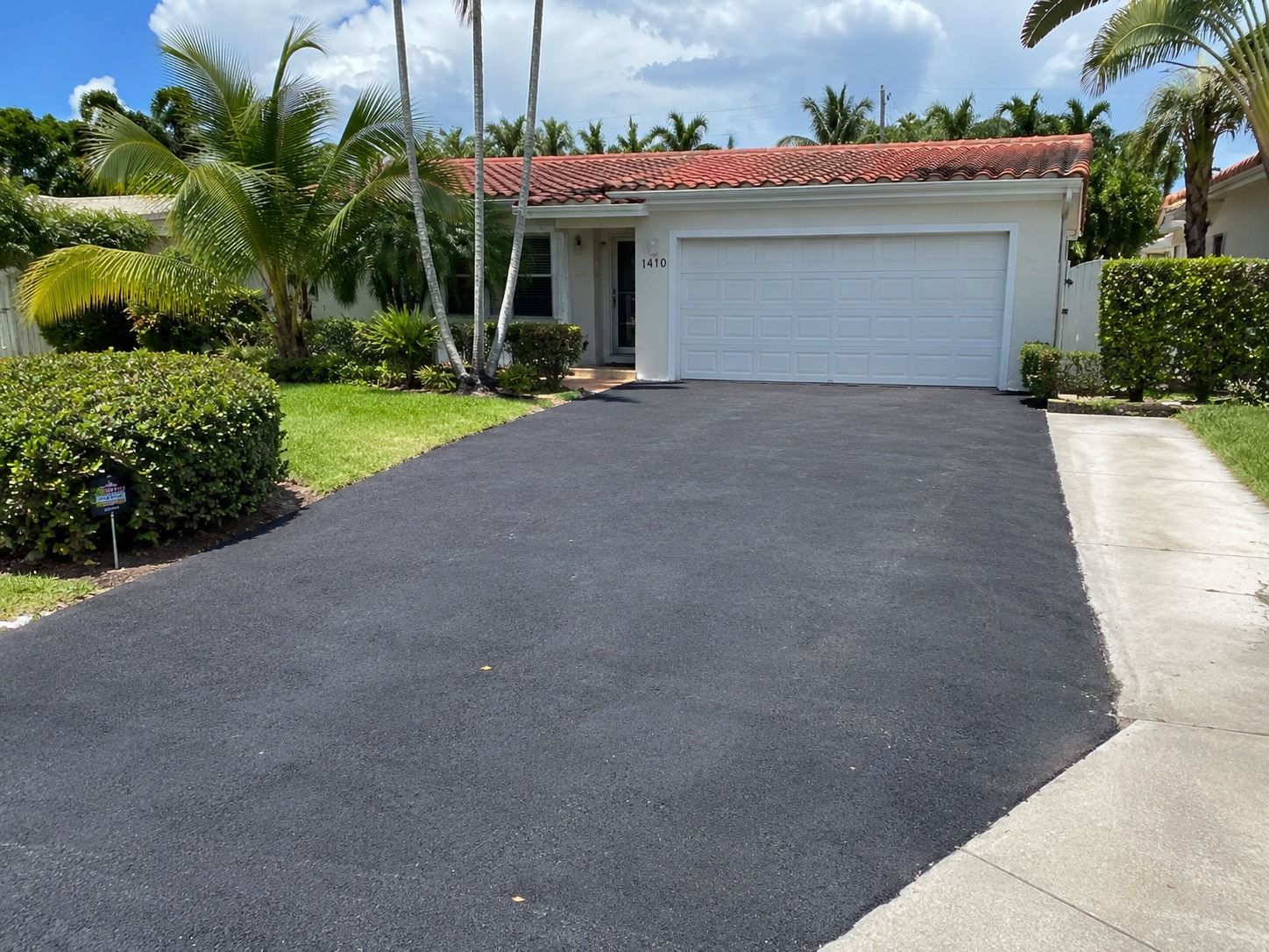 Miami asphalt driveway contractors on site