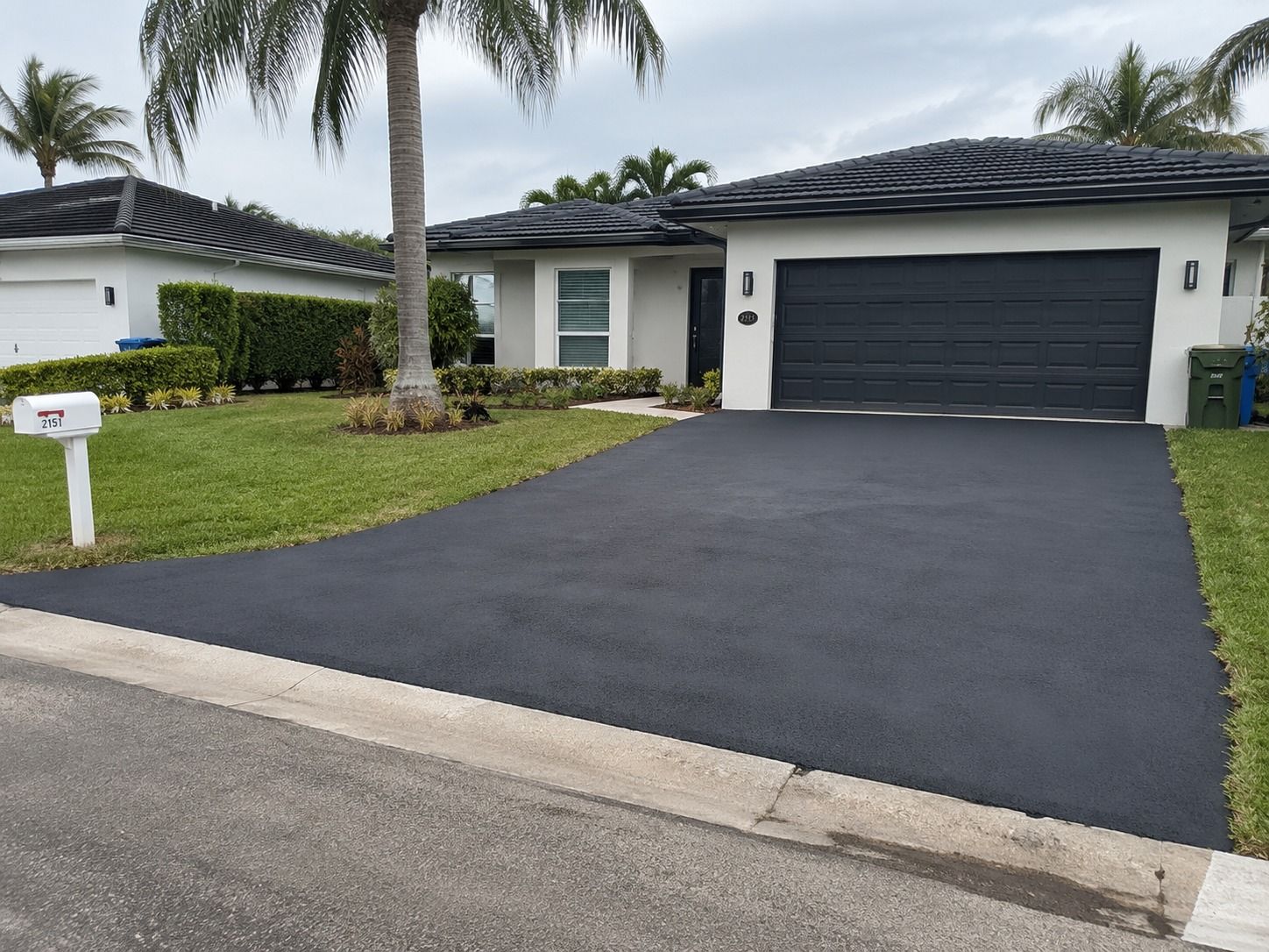 Miami asphalt driveway specialist at work